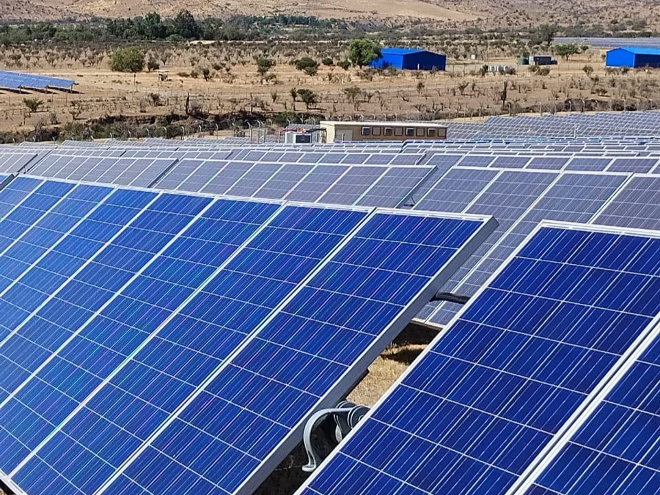 Comparativa de impacto visual: Paneles solares limpios vs sucios en planta fotovoltaica